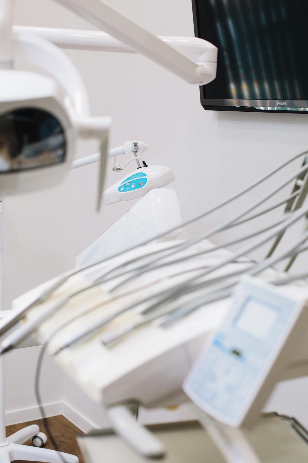 Equipamento odontológico em ambiente clínico